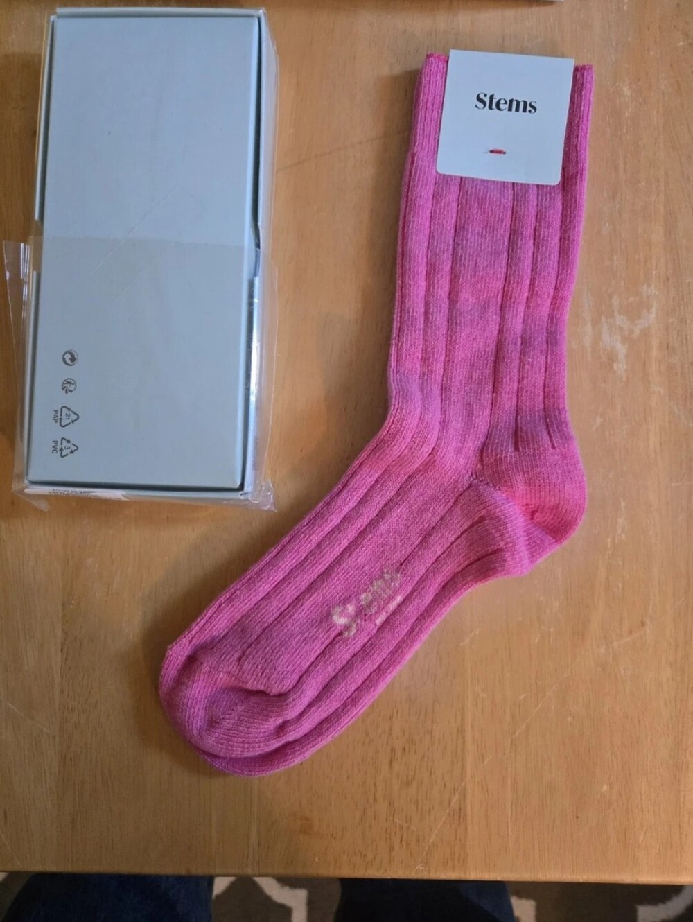 Stem Ribbed Pink Cashmere Socks - Picture 2 of 4